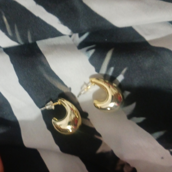 Women Fashion Gold Raindrop Mini Stud Earrings - Picture 8 of 9